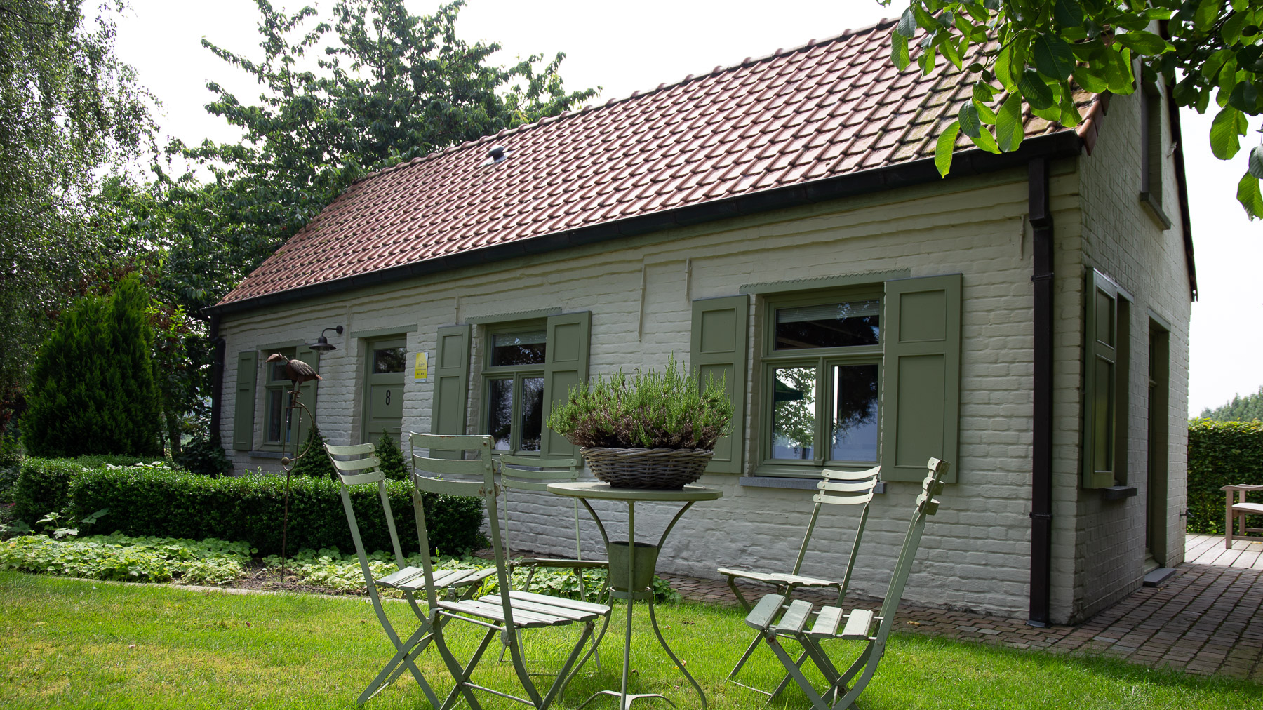 images/intro/04_vakantiewoning-buiten-met-stoeletjes.jpg